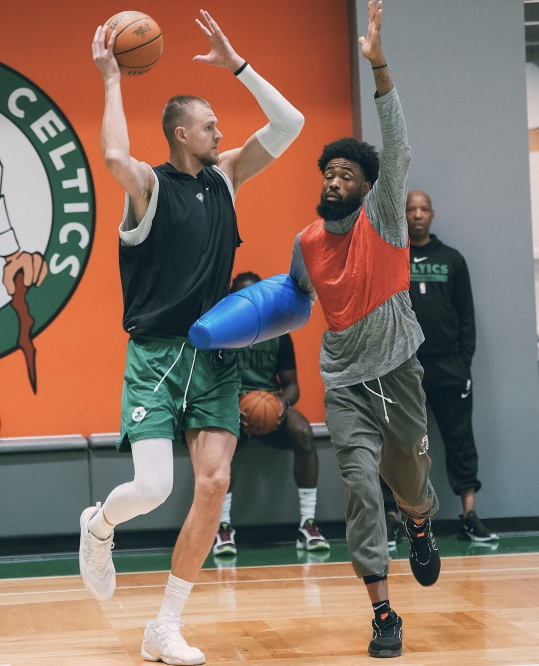 九游-关于赛前体能课后，波士顿凯尔特人完成体检备战NBA季后赛，信心回归，更衣室氛围转暖的信息