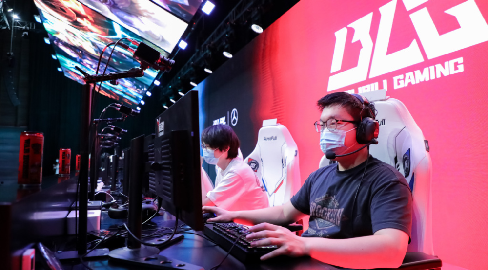 九游体育-Rookie回归赛场,势不可挡首场状态亮眼,DWG观众沸腾!的简单介绍