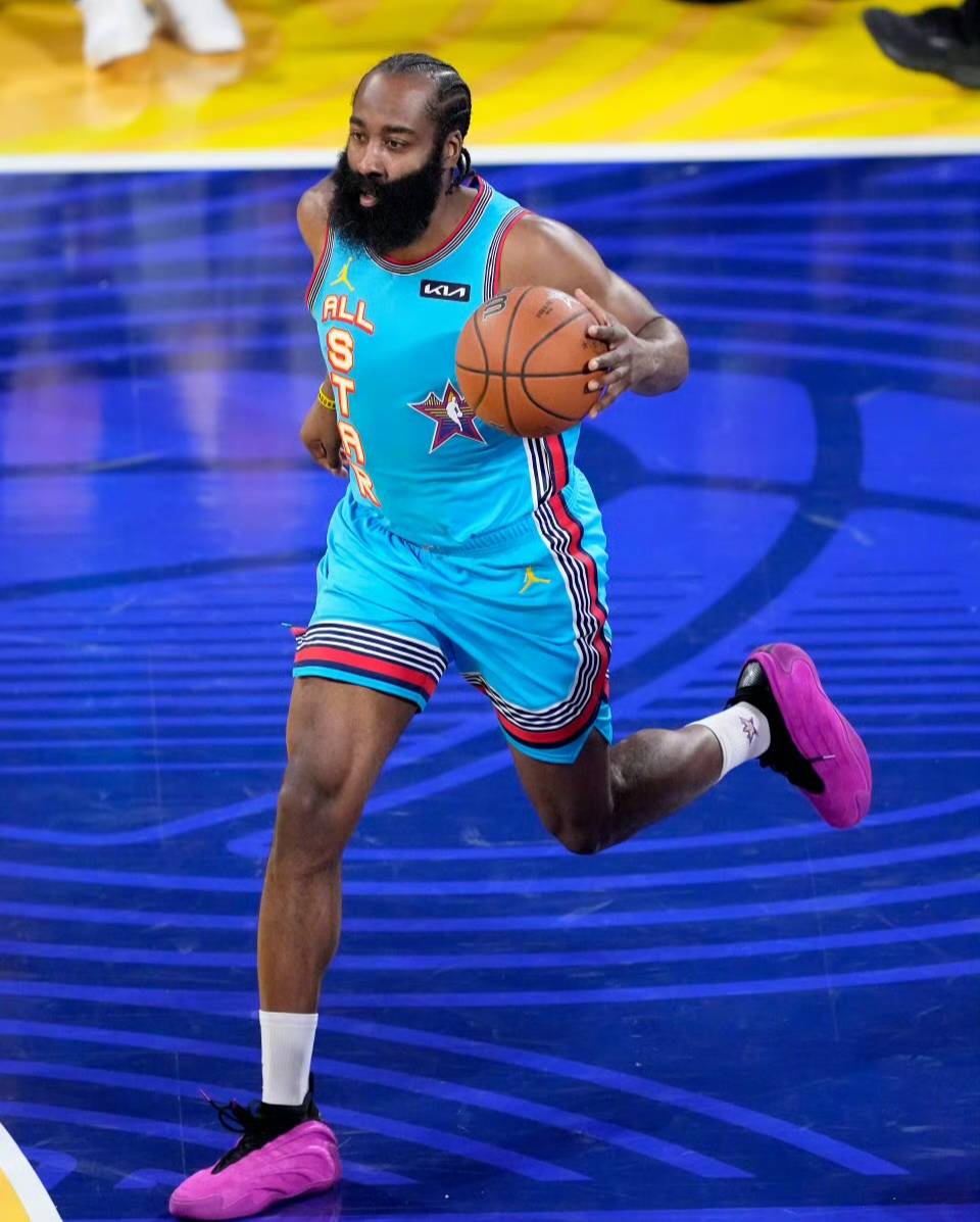 九游体育-包含哈登回归赛场，势不可挡首场状态亮眼，曼联观众沸腾！的词条