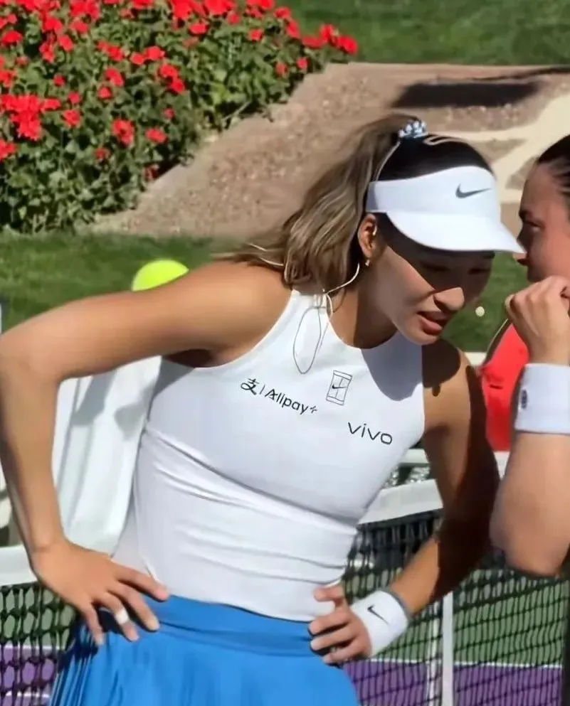 九游-阿扎伦卡在巴塞罗那比赛中问鼎冠军，连败引发热议！的简单介绍