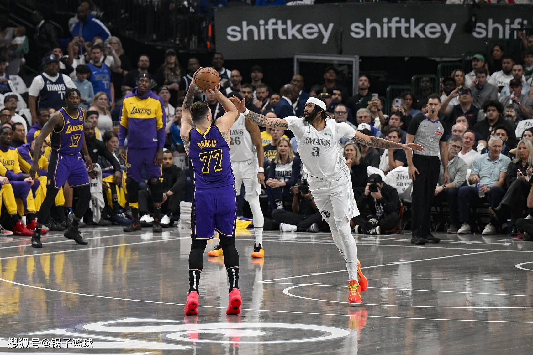 九游娱乐-浓眉哥在独行侠比赛中出色防守，败北引发热议！的简单介绍